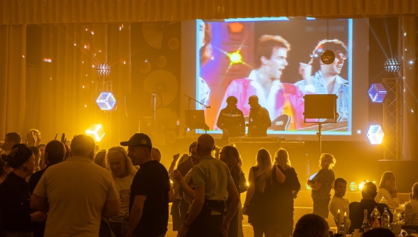 Möödunud reedel seadsid Puiga rahvamajja oma sammud üle saja Puiga diskovilistlase. Kohapeal keerutasid plaate ja mängisid parimaid 1980. ja 1990. aastate hitte diskorid Jaanis ja Meelis Koppel. Foto: Martin Mark